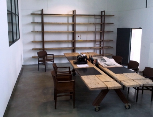 Tavolo e libreria back up comunicazioni